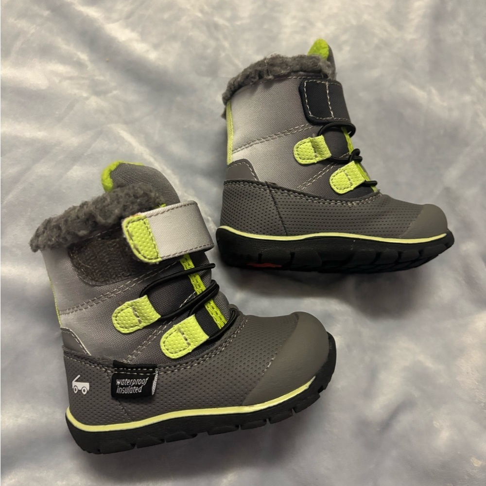 Snow boots